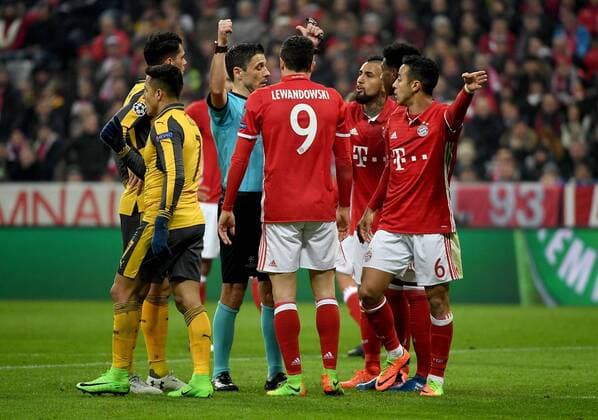 15.02.2017, xjhx, Fussball Champions League, FC Bayern Muenchen - Arsenal London, emspor, v.l. Referee Schiedsrichter Milorad Mazic pfeift Elfmeter und Spieler FC Bayern Muenchen gibt Anweisungen, gestikuliert, mit den Armen gestikulieren gives instructions, gesticulate, gesticolando. Muenchen
