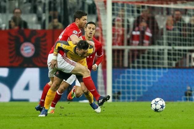 Muenchen, Deutschland 15.02.2016, UEFA Champions League - 2016 17 Season, Achtelfinale Hinspiel, FC Bayern Muenchen - Arsenal London FC, Xabi Alonso (FCB) und Mesut Oezil (AFC) im Zweikampf ( DeFodi048