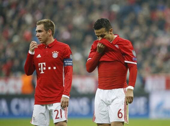 Enttäuschung München, V.li. Philipp Lahm (Bayern) , Thiago (Bayern) . FC Bayern München-FC Arsenal .. München, GER, 15.02.2017, Achtelfinale Fussball-Champions League 2016-2017 .