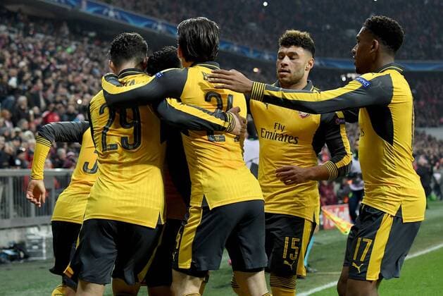 15.02.2017, xjhx, Fussball Champions League, FC Bayern Muenchen - Arsenal London, emspor, v.l. Alexis Sanchez (Arsenal London) und Spieler Arsenal London Torjubel, Goal celebration, celebrate the goal zum 1:1 Muenchen