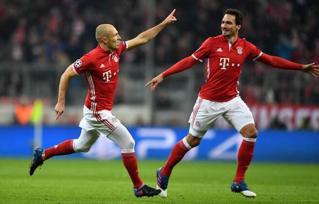 FUSSBALL CHAMPIONS LEAGUE SAISON 2016 2017 ACHTELFINALE HINSPIEL FC Bayern Muenchen - Arsenal London 15.02.2017 Torjubel: Arjen Robben (li) und Mats Hummels (re, beide FC Bayern Muenchen) 