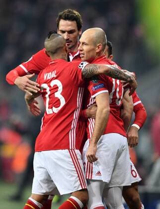 FUSSBALL CHAMPIONS LEAGUE SAISON 2016 2017 ACHTELFINALE HINSPIEL FC Bayern Muenchen - Arsenal London 15.02.2017 Torjubel: Arturo Vidal, Arjen Robben und Mats Hummels (v.l., alle FC Bayern Muenchen) 