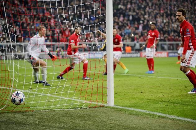 Manuel NEUER, FCB 1 haelt 11m von Alexis SANCHEZ, Arsenal 7 der im Nachschuss das 1-1 erzielt FC BAYERN MUENCHEN - FC ARSENAL Achtelfinale, Fussball UEFA Champions League, Muenchen, 15.02.2017 CL Saison 2016 2017, FCB