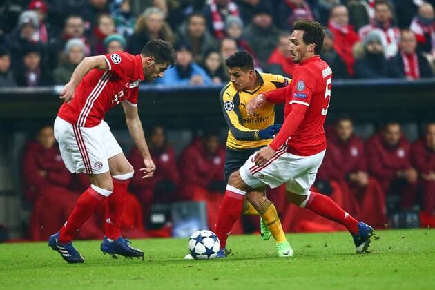 SOCCER - CL, Bayern vs Arsenal MUNICH,GERMANY,15.FEB.17 - SOCCER - UEFA Champions League, FC Bayern Muenchen vs FC Arsenal. Image shows Javier Martinez (Bayern), Alexis Sanchez (Arsenal) and Mats Hummels (Bayern). GEPAxpictures xFelixxRoittner