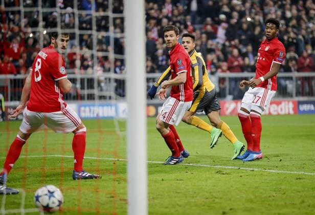 Manuel NEUER, FCB 1 haelt 11m von Alexis SANCHEZ, Arsenal 7 der im Nachschuss das 1-1 erzielt FC BAYERN MUENCHEN - FC ARSENAL Achtelfinale, Fussball UEFA Champions League, Muenchen, 15.02.2017 CL Saison 2016 2017, FCB