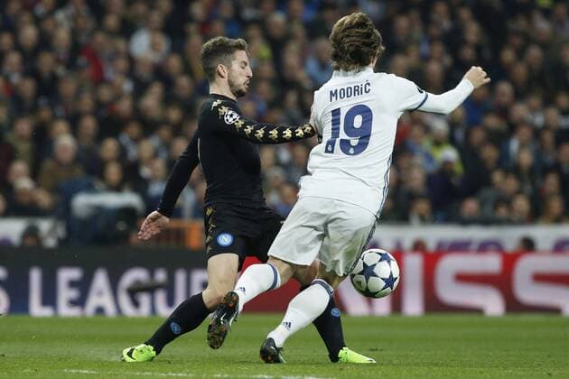 Fußball, CL, Real Madrid - SSC Neapel Real Madrid s Croatian midfielder Luka Modric (R) vies for the ball with Napoli s Belgian midfielder Dries Mertens during their UEFA Champions League round of 16 first leg match at Santiago Bernabeu stadium in Madrid, Spain, 15 February 2017. REAL MADRID VS. NAPOLI !ACHTUNG: NUR REDAKTIONELLE NUTZUNG!  Copyright: xKikoxHuescax MAD002 20170215-636227913139109093