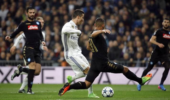 Fußball, CL, Real Madrid - SSC Neapel Real Madrid s Portuguese striker Cristiano Ronaldo (3L) vies for the ball with Napoli s French defender Faouzi Ghoulam during their UEFA Champions League round of 16 first leg match at Santiago Bernabeu stadium in Madrid, Spain, 15 February 2017. REAL MADRID VS. NAPOLI !ACHTUNG: NUR REDAKTIONELLE NUTZUNG!  Copyright: xJuanJoxMartinx MAD002 20170215-636227913777452909