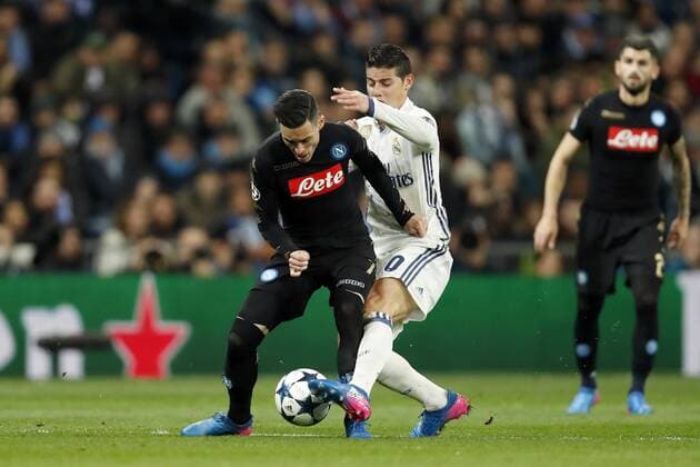 Fußball, CL, Real Madrid - SSC Neapel (L-R) Jose Callejon of SSC Napoli, James Rodriguez of Real Madridduring the UEFA Champions League round of 16 match between Real Madrid and SSC Napoli on February 14, 2017 at the Santiago Bernabeu stadium in Madrid, Spain Real Madrid v SSC Napoli UEFA Champions League 2016 2017 xVIxxIVx 7126059