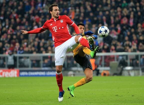 15.02.2017, CL, FC Bayern vs Arsenal, Allianz Arena Muenchen Fussball, im Bild: Mats Hummels (FCB) vs Alexis Sanchez(Arsenal FC)