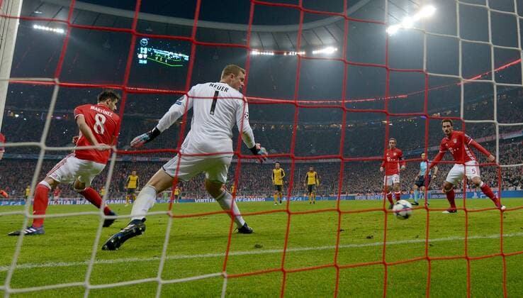15.02.2017, xjhx, Fussball Champions League, FC Bayern Muenchen - Arsenal London, emspor, v.l. Alexis Sanchez (Arsenal London) (nicht im Bild), Manuel Neuer (FC Bayern Muenchen) Goal scored, Tor zum 1:1 Muenchen