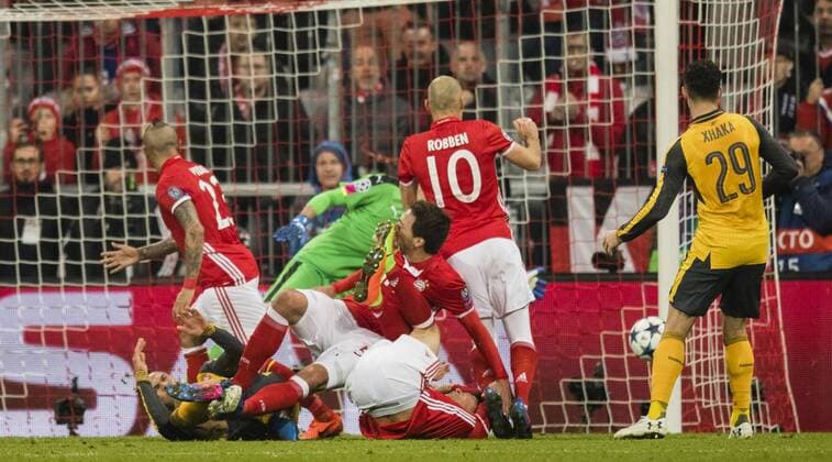 München, 15.02.2017 Bayern Spieler behindern sich gegenseitig: Arturo Vidal (FCB), Mats Hummels (FCB), Robert Lewandowski (FCB), Arjen Robben (FCB) Bayern München - Arsenal London