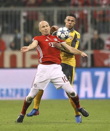 Foto: Kieran Gibbs ( Arsenal ) gegen Arjen Robben Fussball - Championsleague am Mi. 15.02.2017 Achtelfinale, Bayern München - Arsenal London