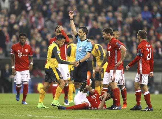 Foto: böses Foulspiel von Alexis Sanchez ( Arsenal ) an Javi Martinez , Sanchez ist wütend und beschimpft ihn Fussball - Championsleague am Mi. 15.02.2017 Achtelfinale, Bayern München - Arsenal London