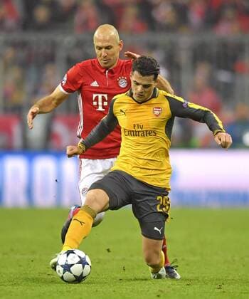 15.02.2017, Fussball Champions-League 2016 2017, Achtelfinale, FC Bayern München - FC Arsenal London, in der Allianz-Arena München. v.li: Arjen Robben (FC Bayern München) gegen Granit Xhaka (FC Arsenal). 