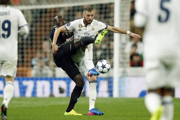 Fußball, CL, Real Madrid - SSC Neapel (L-R) Kalidou Koulibaly of SSC Napoli, Karim Benzema of Real Madridduring the UEFA Champions League round of 16 match between Real Madrid and SSC Napoli on February 15, 2017 at the Santiago Bernabeu stadium in Madrid, Spain Real Madrid v SSC Napoli UEFA Champions League 2016 2017 xVIxxIVx 7126069