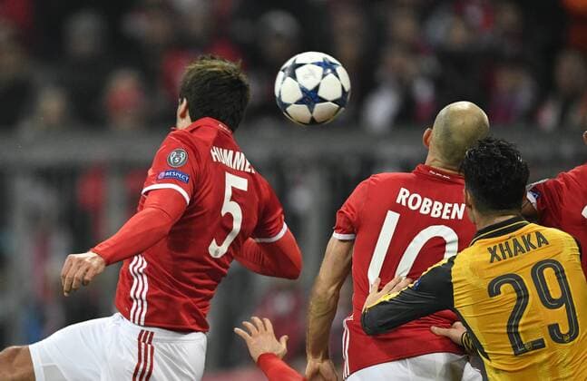 Torschuss Aktion Torchance Kopfball Mats Hummels FC Bayern München FC Bayern München FCB vs FC Arsenal London Gunners UEFA Champions-League CL Achtelfinale Hinspiel Spiel 1 Saison 2016 2017 München Allianz Arena 15.02.2017 FC Bayern München FCB vs FC Arsenal London Gunners