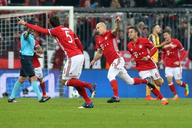 Mats Hummels (FC Bayern Muenchen 5) Arjen Robben (FC Bayern Muenchen 10) Thiago Alcantara (FC Bayern Muenchen 6) jubeln nach dem 1:0, FC Bayern Muenchen - Arsenal FC, UEFA Champions League, Achtelfinale, Fussball, 15.02.2017, Muenchen Copyright: xLangerx xEibner-Pressefotox EP_HLR