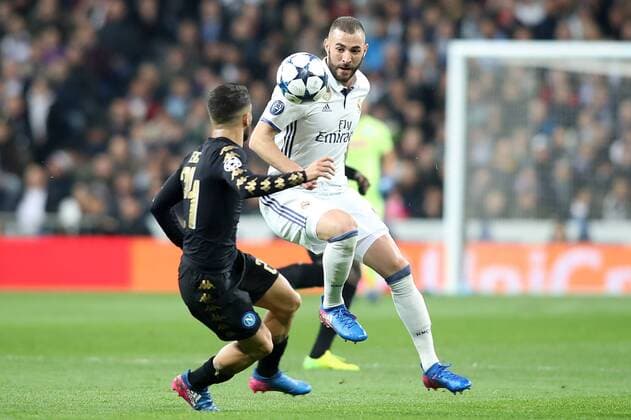 Fußball, CL, Real Madrid - SSC Neapel Real Madrid s Karim Benzema (r) and SSC Napoli s Lorenzo Insigne during Champions League 2016 2017 Round of 16 1st leg match. February 15,2017.  (2017021509)