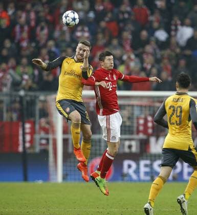 V.li. Shkodran Mustafi (Arsenal), Robert Lewandowski (Bayern) . FC Bayern München-FC Arsenal .. München, GER, 15.02.2017, Achtelfinale Fussball-Champions League 2016-2017 .