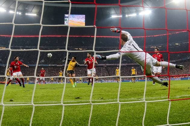 Muenchen, Deutschland 15.02.2016, UEFA Champions League - 2016 17 Season, Achtelfinale Hinspiel, FC Bayern Muenchen - Arsenal London FC, Tor zum 1:1 Alexis Sanchez (AFC) und David Alaba (FCB), Xabi Alonso (FCB) im Zweikampf ( DeFodi048