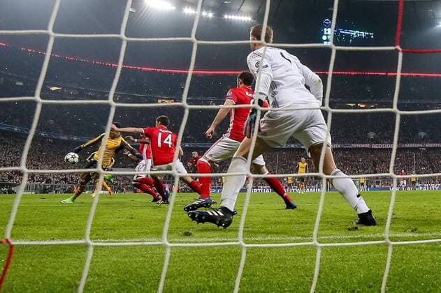 Muenchen, Deutschland 15.02.2016, UEFA Champions League - 2016 17 Season, Achtelfinale Hinspiel, FC Bayern Muenchen - Arsenal London FC, Tor zum 1:1 Alexis Sanchez (AFC) und David Alaba (FCB), Xabi Alonso (FCB) im Zweikampf ( DeFodi048