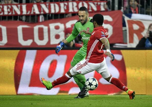 nach Zweikampf, Foul Aktion Torwart David Ospina FC Arsenal London mit Douglas Costa FC Bayern München bleibt Ospina verletzt am Boden liegen und wird behandelt FC Bayern München FCB vs FC Arsenal London Gunners UEFA Champions-League CL Achtelfinale Hinspiel Spiel 1 Saison 2016 2017 München Allianz Arena 15.02.2017 FC Bayern München FCB vs FC Arsenal London Gunners