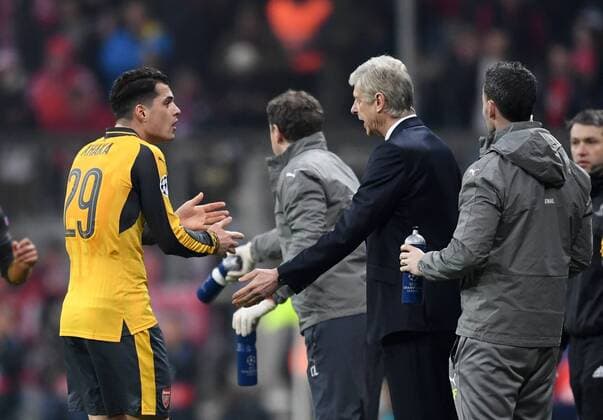 FUSSBALL CHAMPIONS LEAGUE SAISON 2016 2017 ACHTELFINALE HINSPIEL FC Bayern Muenchen - Arsenal London 15.02.2017 Granit Xhaka (li) und Trainer Arsene Wenger (re, beide Arsenal) 