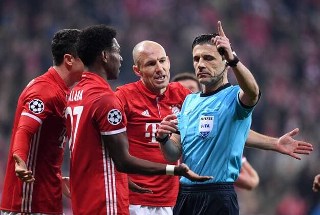 FUSSBALL CHAMPIONS LEAGUE SAISON 2016 2017 ACHTELFINALE HINSPIEL FC Bayern Muenchen - Arsenal London 15.02.2017 Robert Lewandowski, David Alaba und Arjen Robben (v.l., alle FC Bayern Muenchen) reklamieren bei Schiedsrichter Milorad Mazic (re) 