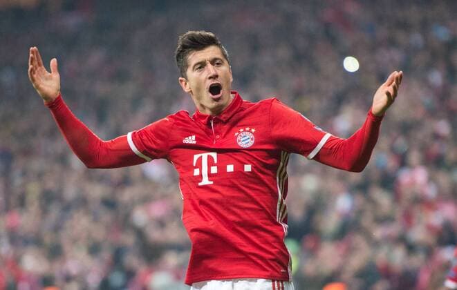 Jubel nach dem Tor zum 2-1: Torschuetze Robert Lewandowski (BAY) jubelt. Fussball international: UEFA Championsleague Saison 2016 2017, Achtelfinale Hinspiel: FC Bayern Muenchen - FC Arsenal London in Muenchen, Deutschland am 15.02.2017,