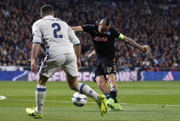 Fußball, CL, Real Madrid - SSC Neapel Real Madrid s defender Dani Carvajal (L) vies for the ball with Napoli s Slovakian midfielder Marek Hamsik during their UEFA Champions League round of 16 first leg match at Santiago Bernabeu stadium in Madrid, Spain, 15 February 2017. REAL MADRID VS. NAPOLI !ACHTUNG: NUR REDAKTIONELLE NUTZUNG!  Copyright: xKikoxHuescax MAD002 20170215-636227927974206897