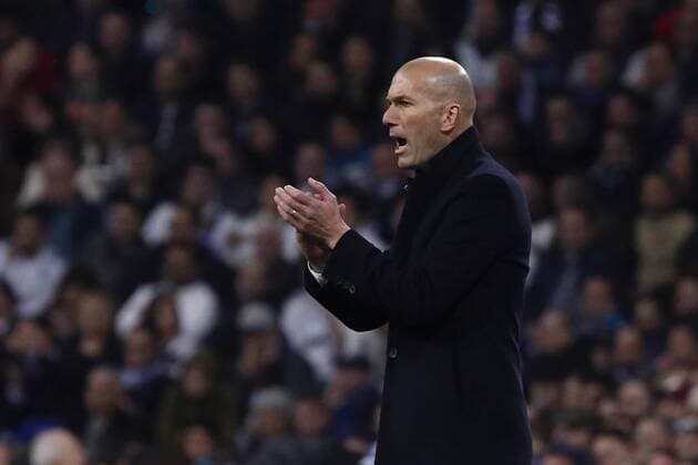 Fußball, CL, Real Madrid - SSC Neapel Real Madrid s French coach Zinedine Zidane gives his players directions against Napoli during their UEFA Champions League round of 16 first leg match at Santiago Bernabeu stadium in Madrid, Spain, 15 February 2017. REAL MADRID VS. NAPOLI !ACHTUNG: NUR REDAKTIONELLE NUTZUNG!  Copyright: xKikoxHuescax MAD002 20170215-636227927993550649