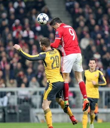 FC Bayern München - FC Arsenal London Deutschland, München, 15.02.2017, Fussball, UEFA Champions League, Saison 2016 2017, Achtelfinale, Hinspiel, FC Bayern München - FC Arsenal London: v.l. Shkodran Mustafi (FC Arsenal London), Robert Lewandowski (FC Bayern München); Tor 2:1 Lewandowski.