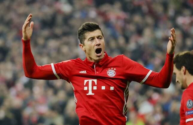 Robert LEWANDOWSKI, FCB 9 Torschuss, schiesst das Tor zum 2-1 Torjubel, Jubel nach dem Tor Jubel, Freude, Emotionen, Feiern, Lachen, jubelt, freuen, reisst die Arme hoch, ballt die Faust FC BAYERN MUENCHEN - FC ARSENAL Achtelfinale, Fussball UEFA Champions League, Muenchen, 15.02.2017 CL Saison 2016 2017, FCB