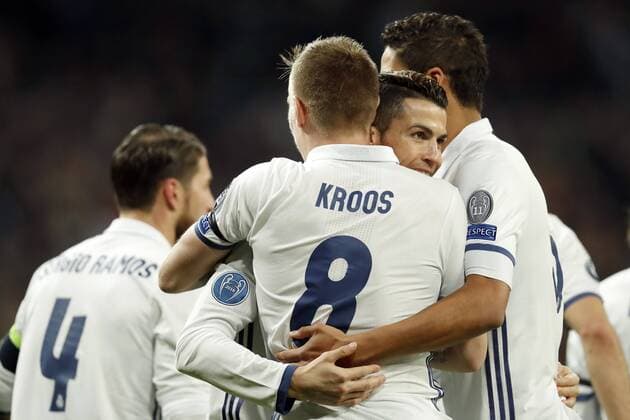 Bilder des Tages - SPORT Fußball, CL, Real Madrid - SSC Neapel 3:1 Fußball, CL, Real Madrid - SSC Neapel (L-R) Sergio Ramos of Real Madrid, Toni Kroos of Real Madrid, Cristiano Ronaldo of Real Madrid, Raphael Varane of Real Madridduring the UEFA Champions League round of 16 match between Real Madrid and SSC Napoli on February 15, 2017 at the Santiago Bernabeu stadium in Madrid, Spain Real Madrid v SSC Napoli UEFA Champions League 2016 2017 xVIxxIVx 7126230