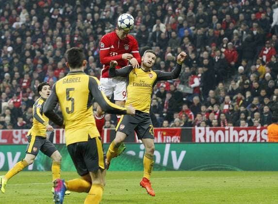 V.li. Robert Lewandowski (Bayern) köpft das Tor zum 2:1 für München, Shkodran Mustafi (Arsenal) . FC Bayern München-FC Arsenal .. München, GER, 15.02.2017, Achtelfinale Fussball-Champions League 2016-2017 .