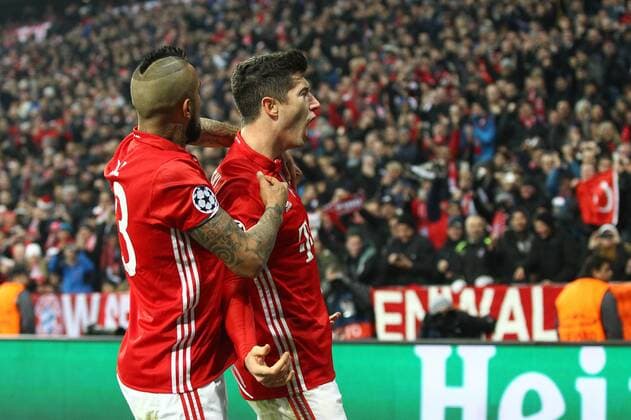 SOCCER - CL, Bayern vs Arsenal MUNICH,GERMANY,15.FEB.17 - SOCCER - UEFA Champions League, FC Bayern Muenchen vs FC Arsenal. Image shows the rejoicing of Robert Lewandowski and Arturo Vidal (Bayern). GEPAxpictures xFelixxRoittner