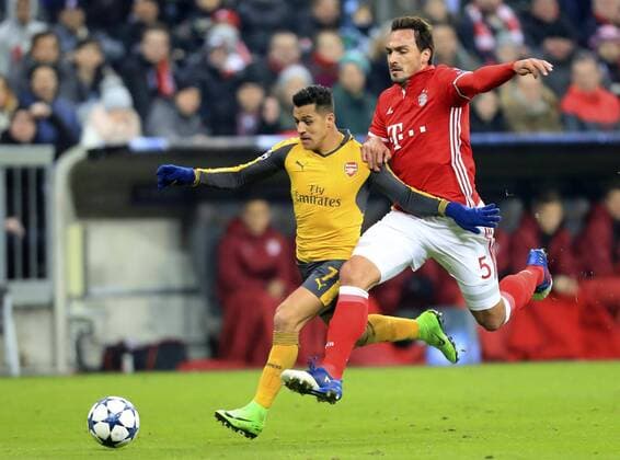 15.02.2017, Fussball Champions-League 2016 2017, Achtelfinale, FC Bayern München - FC Arsenal London, in der Allianz-Arena München. v.li: Alexis Sanchez (FC Arsenal) gegen Mats Hummels (Bayern München). 