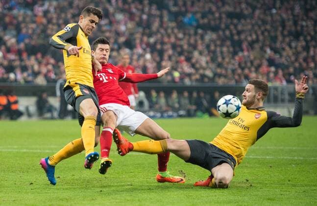 vl: Granit Xhaka (LON), Robert Lewandowski (BAY) und Shkodran Mustafi (LON) Fussball international: UEFA Championsleague Saison 2016 2017, Achtelfinale Hinspiel: FC Bayern Muenchen - FC Arsenal London in Muenchen, Deutschland am 15.02.2017,