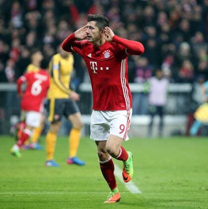 FC Bayern München - FC Arsenal London Deutschland, München, 15.02.2017, Fussball, UEFA Champions League, Saison 2016 2017, Achtelfinale, Hinspiel, FC Bayern München - FC Arsenal London: Robert Lewandowski (FC Bayern München); Jubel Tor 2:1 Lewandowski.