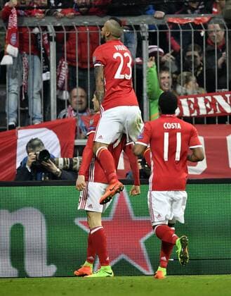 TOR zum 2:1 durch Robert Lewandowski FC Bayern München Torjubelmit Arturo Vidal FC Bayern München FC Bayern München FCB vs FC Arsenal London Gunners UEFA Champions-League CL Achtelfinale Hinspiel Spiel 1 Saison 2016 2017 München Allianz Arena 15.02.2017 FC Bayern München FCB vs FC Arsenal London Gunners