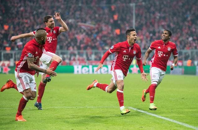 Jubel nach dem Tor zum 4-1: Arturo Vidal, Xabi Alonso, Torschuetze THIAGO und Douglas Costa (vl alleBAY) jubeln! Fussball international: UEFA Championsleague Saison 2016 2017, Achtelfinale Hinspiel: FC Bayern Muenchen - FC Arsenal London in Muenchen, Deutschland am 15.02.2017,