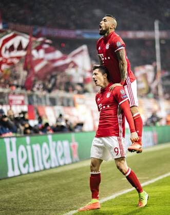 Themen der Woche - Sport Bilder des Tages - SPORT München, 15.02.2017 Torjubel: Robert Lewandowski (FCB), Arturo Vidal (FCB) Bayern München - Arsenal London