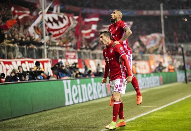München, 15.02.2017 Torjubel: Robert Lewandowski (FCB), Arturo Vidal (FCB) Bayern München - Arsenal London