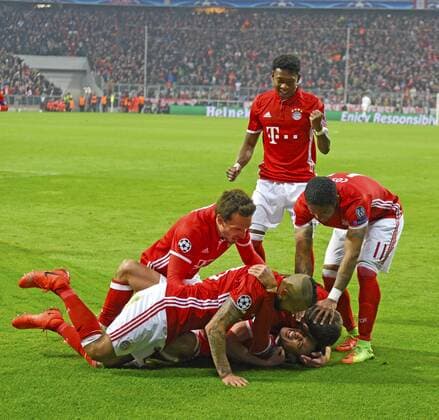 15.02.2017, Fussball Champions-League 2016 2017, Achtelfinale, FC Bayern München - FC Arsenal London, in der Allianz-Arena München. Torjubel Thiago (am Boden, FC Bayern München). l 