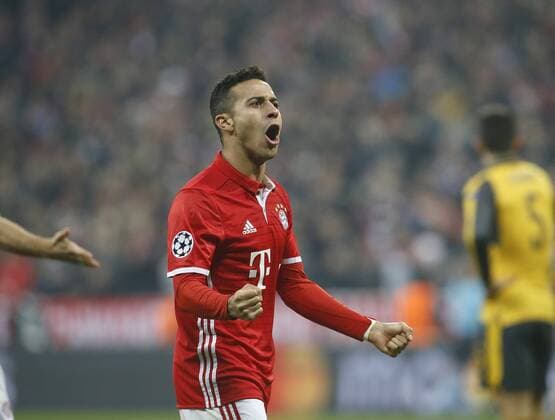 V.li. Torjubel 3:1 München, Torschütze Thiago (Bayern) . FC Bayern München-FC Arsenal .. München, GER, 15.02.2017, Achtelfinale Fussball-Champions League 2016-2017 .