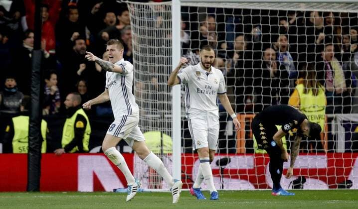 Fußball, CL, Real Madrid - SSC Neapel, Toni Kroos trifft Real Madrid s German midfielder Toni Kroos (L) jubilates a goal, the second against Napoli, during their UEFA Champions League round of 16 first leg match at Santiago Bernabeu stadium in Madrid, Spain, 15 February 2017. REAL MADRID VS. NAPOLI !ACHTUNG: NUR REDAKTIONELLE NUTZUNG!  Copyright: xJuanJoxMartinx MAD002 20170215-636227935523014148