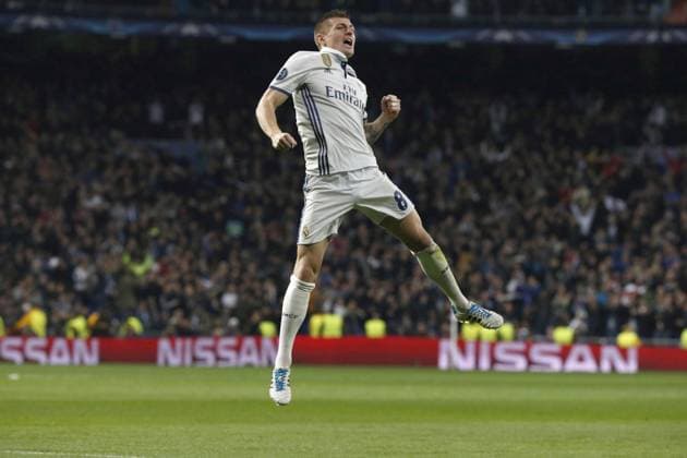 Bilder des Tages - SPORT Fußball, CL, Real Madrid - SSC Neapel, Toni Kroos trifft Real Madrid s German midfielder Toni Kroos jubilates a goal, the second against Napoli, during their UEFA Champions League round of 16 first leg match at Santiago Bernabeu stadium in Madrid, Spain, 15 February 2017. REAL MADRID VS. NAPOLI !ACHTUNG: NUR REDAKTIONELLE NUTZUNG!  Copyright: xKikoxHuescax MAD002 20170215-636227935541891237