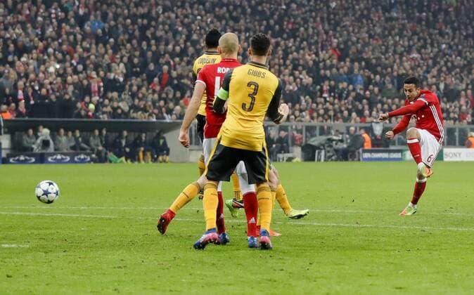 fcb6 Thiago ALCANTARA, FCB 6 Torschuss, schiesst das Tor zum 4-1 FC BAYERN MUENCHEN - FC ARSENAL Achtelfinale, Fussball UEFA Champions League, Muenchen, 15.02.2017 CL Saison 2016 2017, FCB