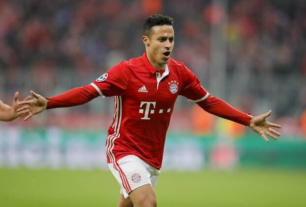 fcb6 Thiago ALCANTARA, FCB 6 Torschuss, schiesst das Tor zum 4-1 Torjubel, Jubel nach dem Tor FC BAYERN MUENCHEN - FC ARSENAL Achtelfinale, Fussball UEFA Champions League, Muenchen, 15.02.2017 CL Saison 2016 2017, FCB