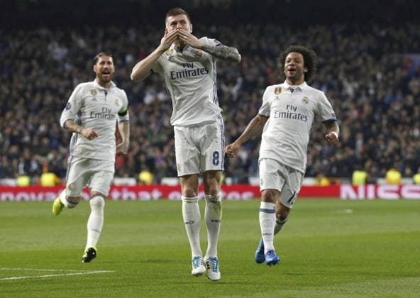 Bilder des Tages - SPORT Fußball, CL, Real Madrid - SSC Neapel, Toni Kroos trifft Real Madrid s German midfielder Toni Kroos (C) jubilates a goal, the second against Napoli, during their UEFA Champions League round of 16 first leg match at Santiago Bernabeu stadium in Madrid, Spain, 15 February 2017. REAL MADRID VS. NAPOLI !ACHTUNG: NUR REDAKTIONELLE NUTZUNG!  Copyright: xKikoxHuescax MAD002 20170215-636227936227238774